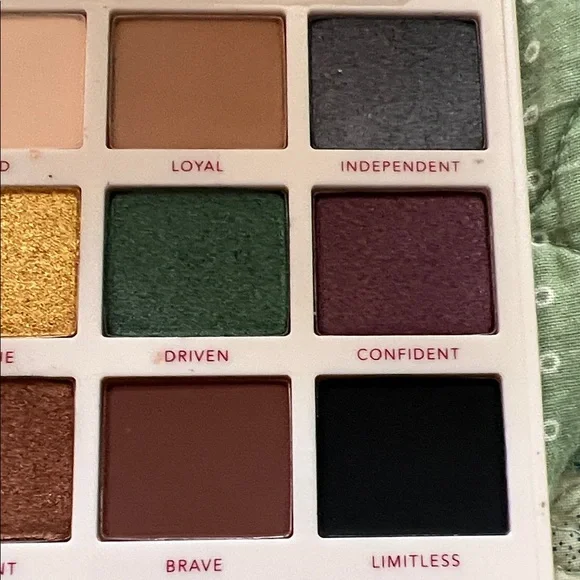 Persona Identity Two Eyeshadow palette bold colors - Picture 5 of 5